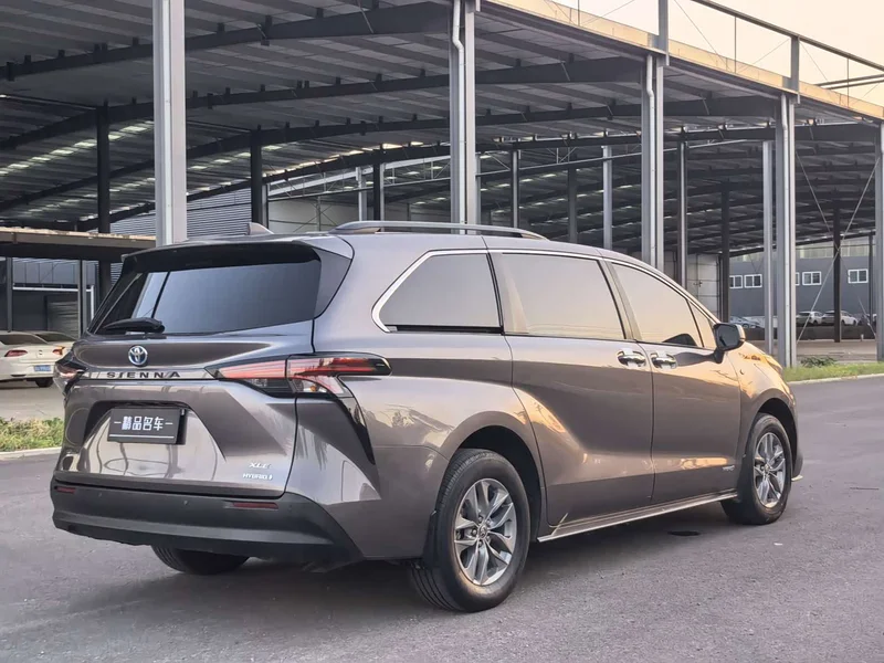 Toyota Sienna — фото 11