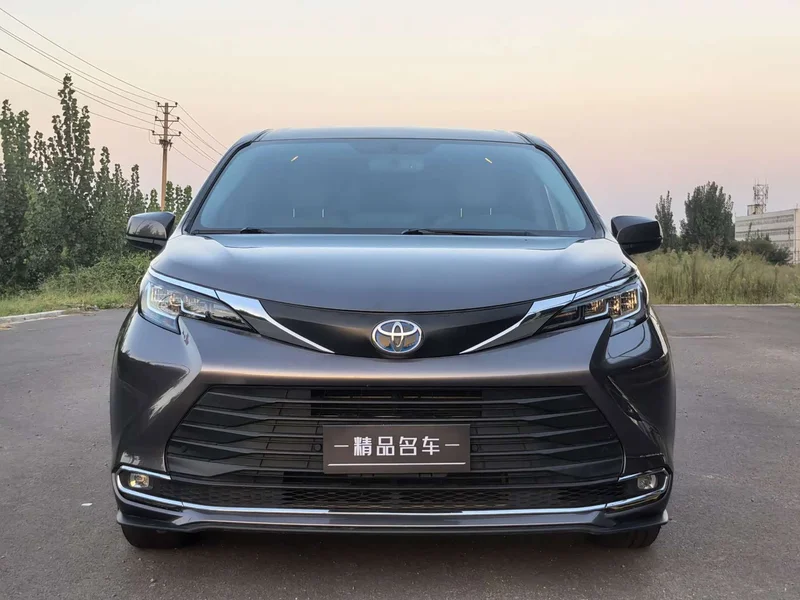 Toyota Sienna — фото 2