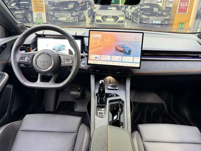 Lynk & Co 03 — фото 9