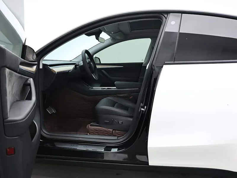 Tesla Model Y — фото 10