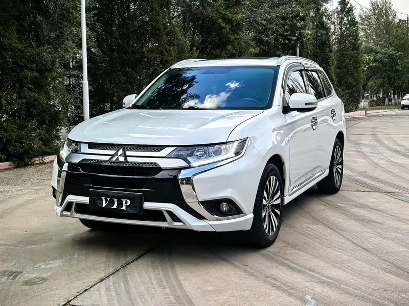 Mitsubishi Outlander — фото 1