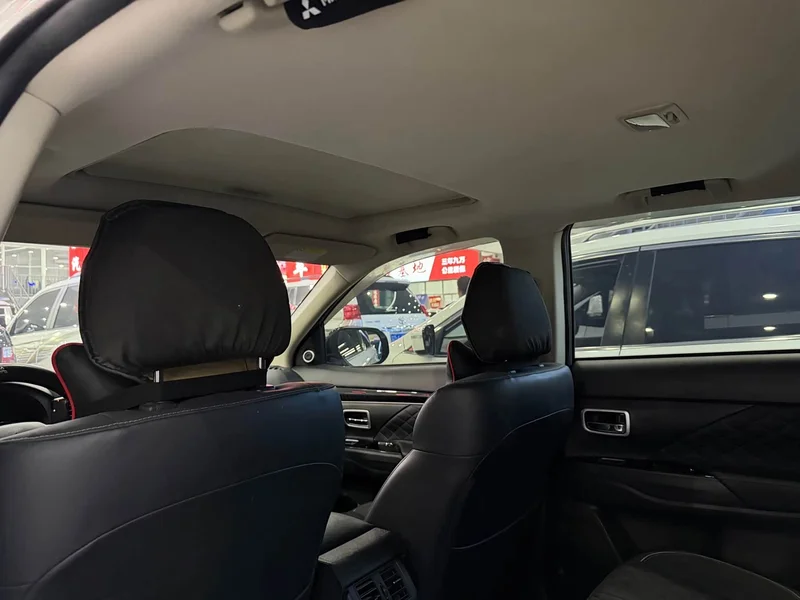 Mitsubishi Outlander — фото 14