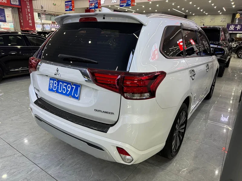 Mitsubishi Outlander — фото 15
