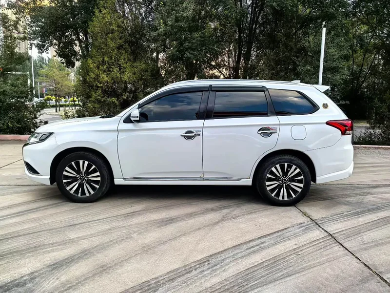 Mitsubishi Outlander — фото 7