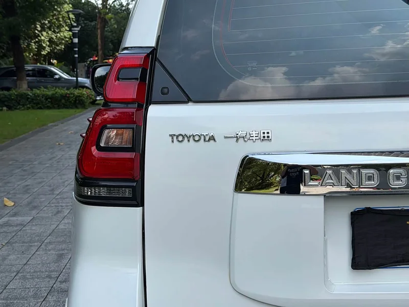 Toyota Prado — фото 12