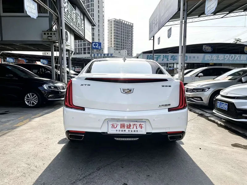 Cadillac XTS — фото 10