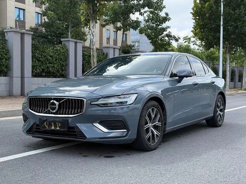 Volvo S60 — фото 1