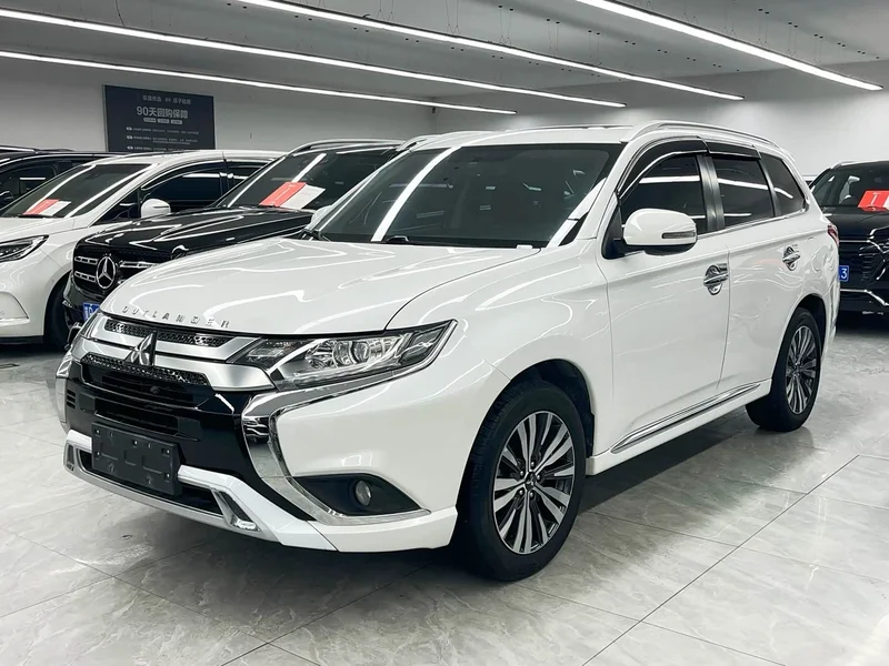 Mitsubishi Outlander — фото 1