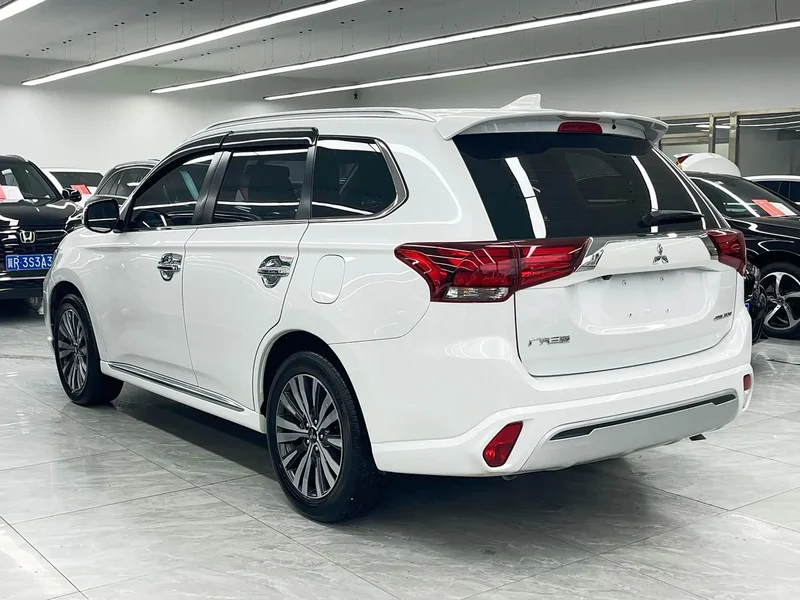 Mitsubishi Outlander — фото 4
