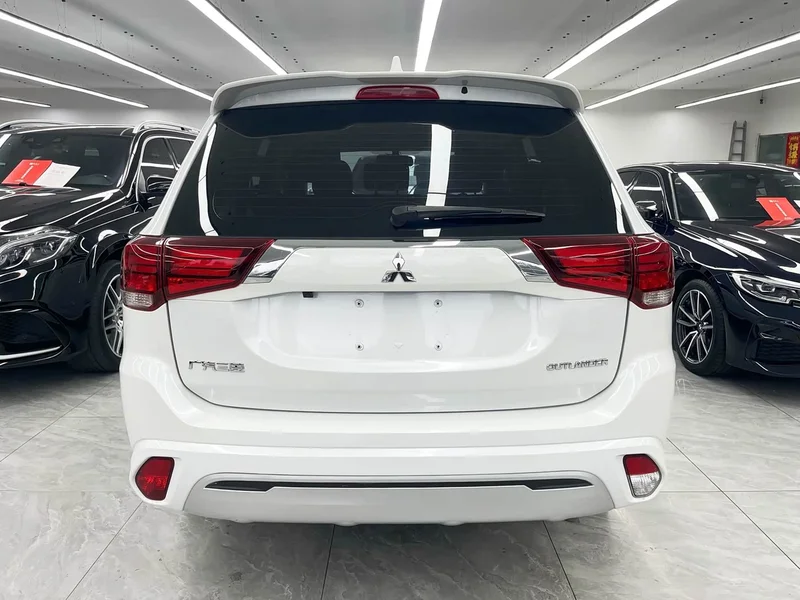 Mitsubishi Outlander — фото 5