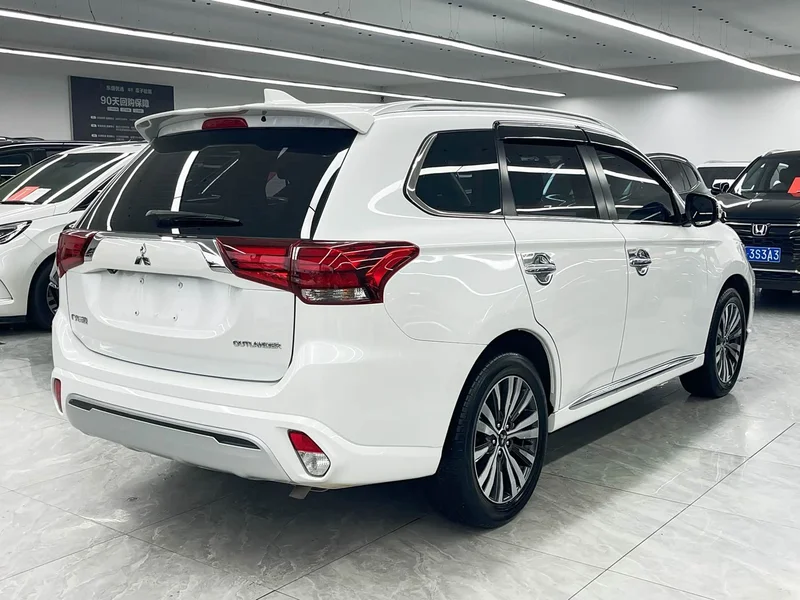 Mitsubishi Outlander — фото 6
