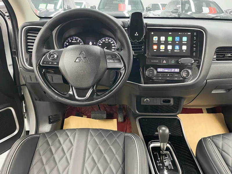 Mitsubishi Outlander — фото 10