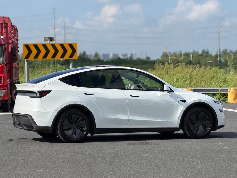 Tesla Model Y — фото 8