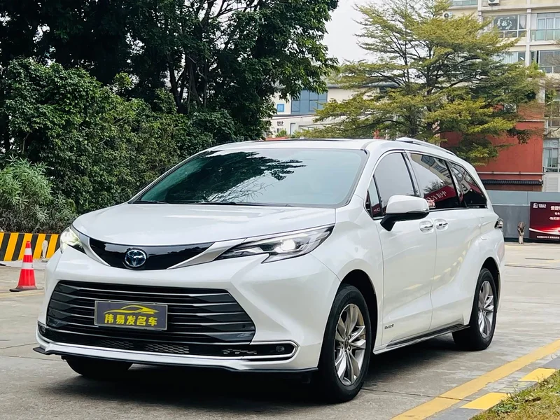 Toyota Sienna — фото 1