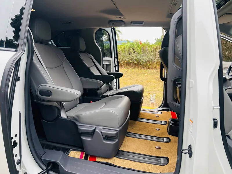 Toyota Sienna — фото 11