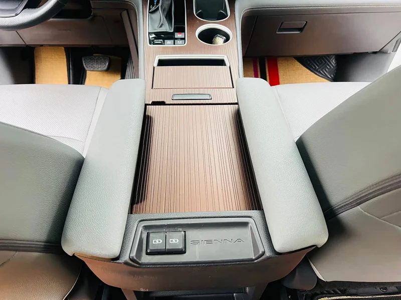 Toyota Sienna — фото 16