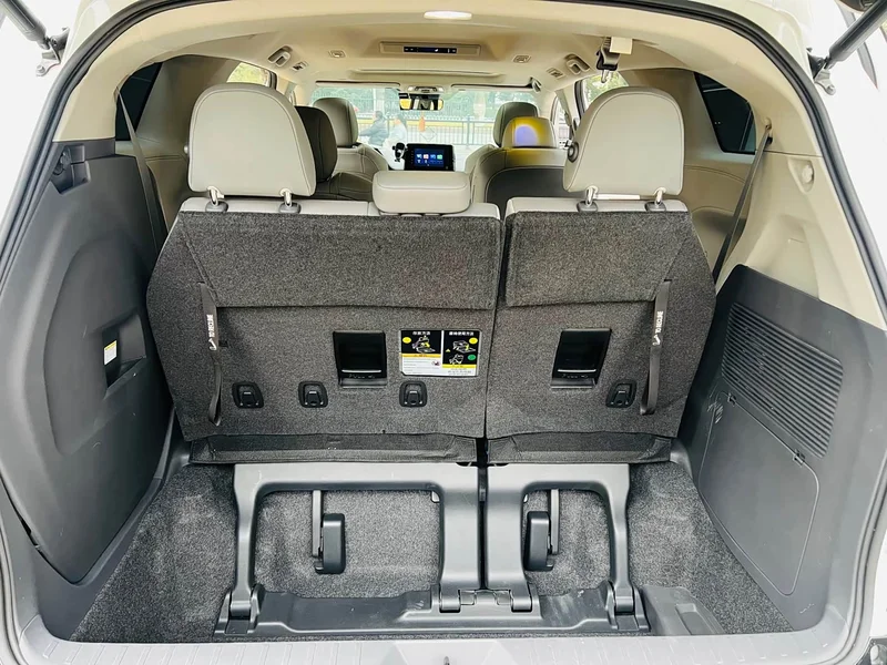 Toyota Sienna — фото 19