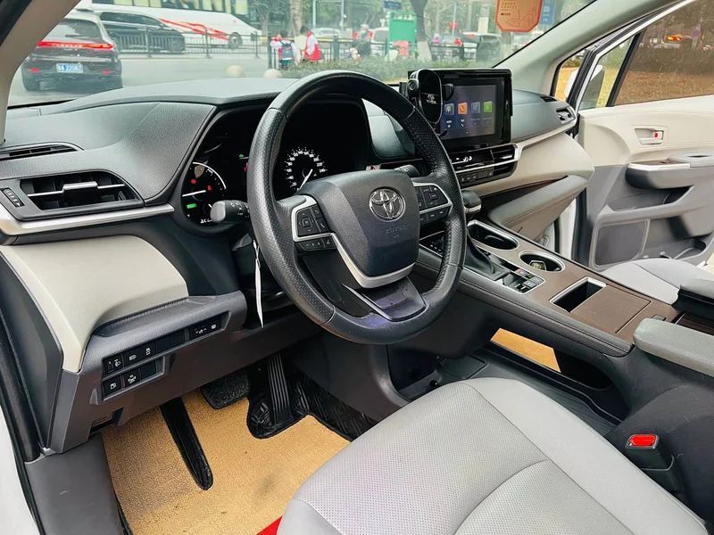 Toyota Sienna — фото 21