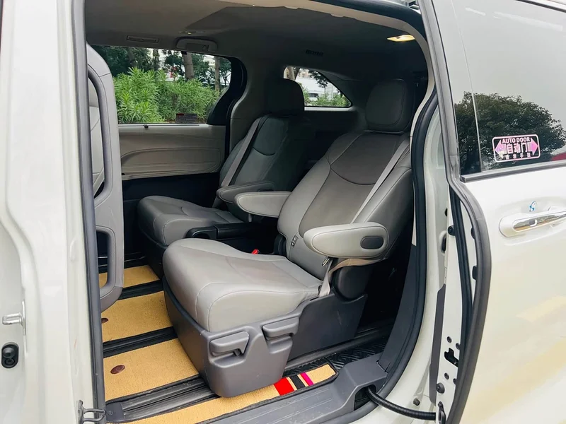 Toyota Sienna — фото 9