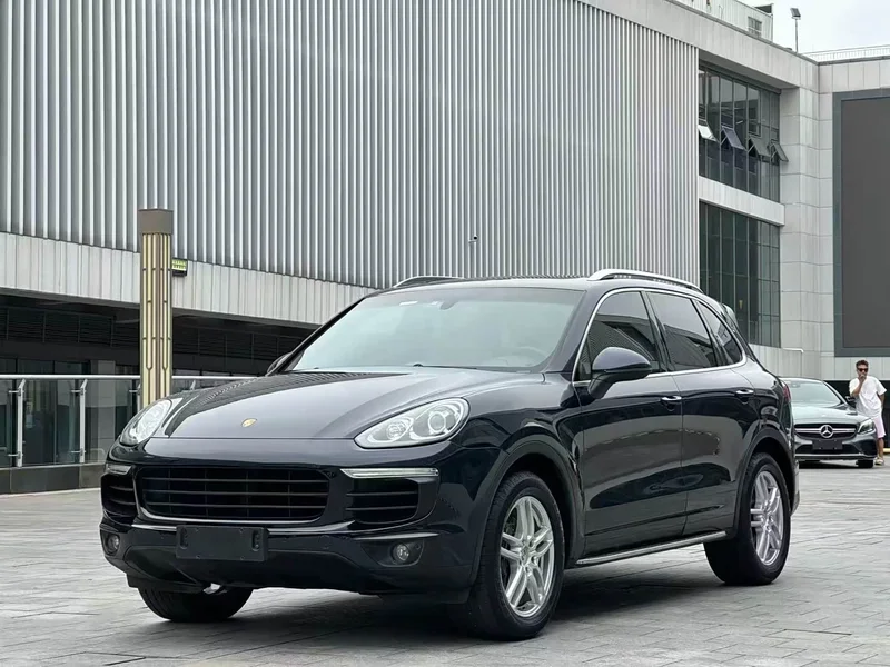 Porsche Cayenne — фото 1