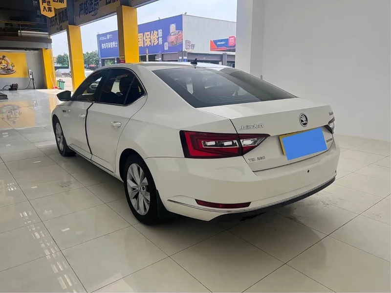 Skoda Superb — фото 9