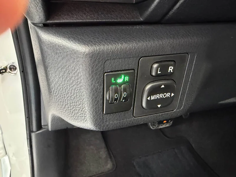 Toyota Yaris L — фото 11