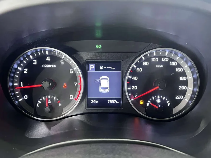 Kia Stonic — фото 12