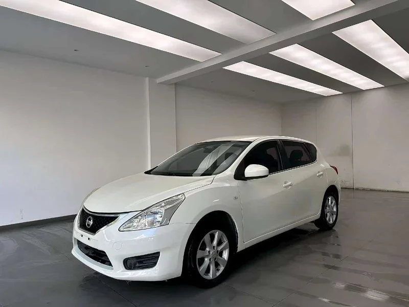 Nissan Tiida — фото 1