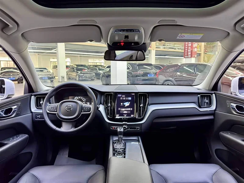 Volvo XC60 — фото 11