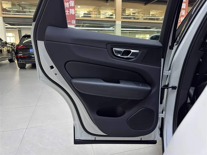 Volvo XC60 — фото 12
