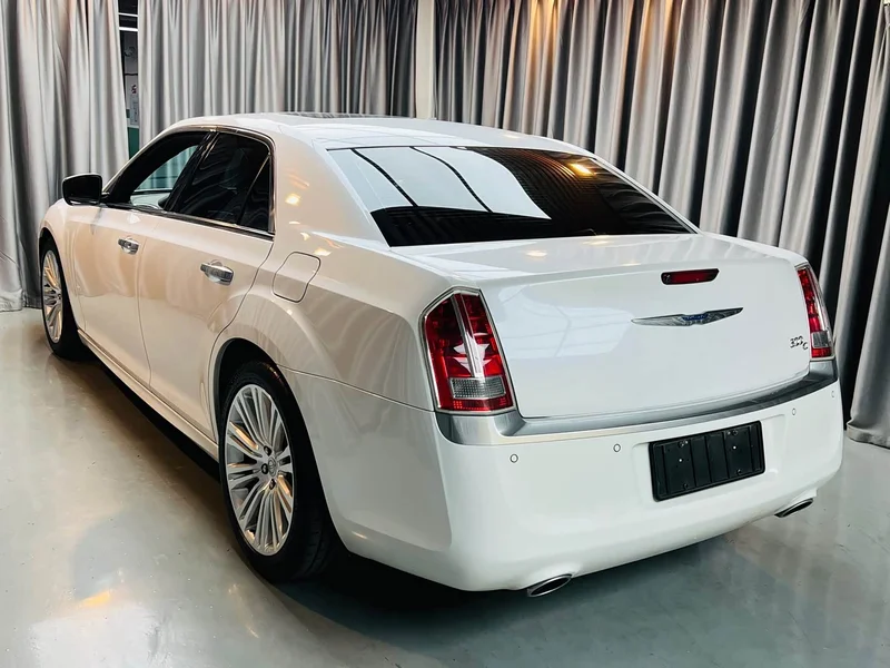 Chrysler 300C (Imported) — фото 17