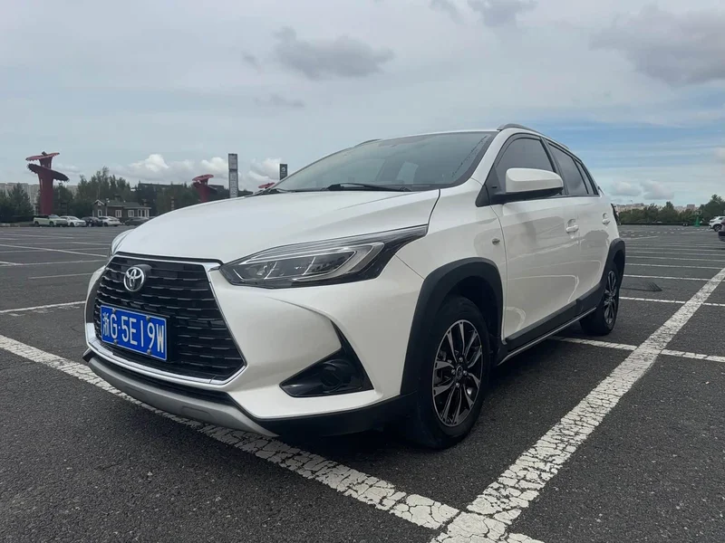 Toyota Yaris L — фото 1
