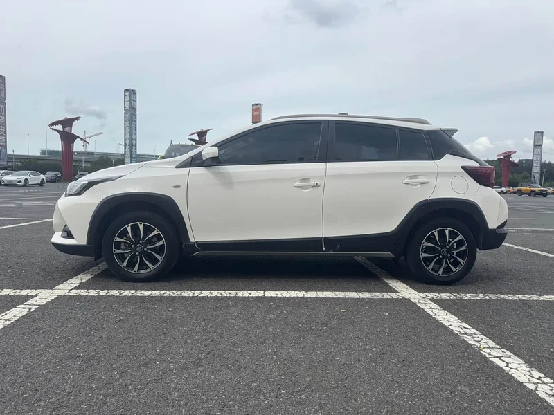 Toyota Yaris L — фото 4