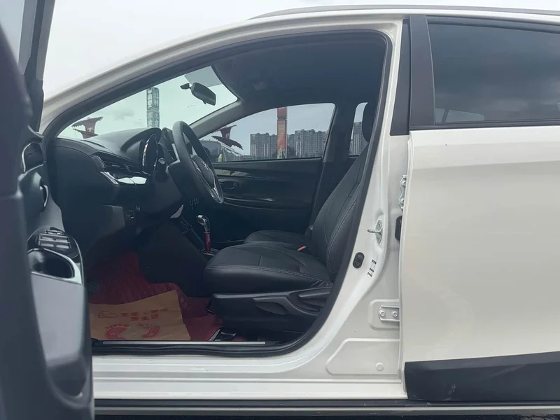Toyota Yaris L — фото 9