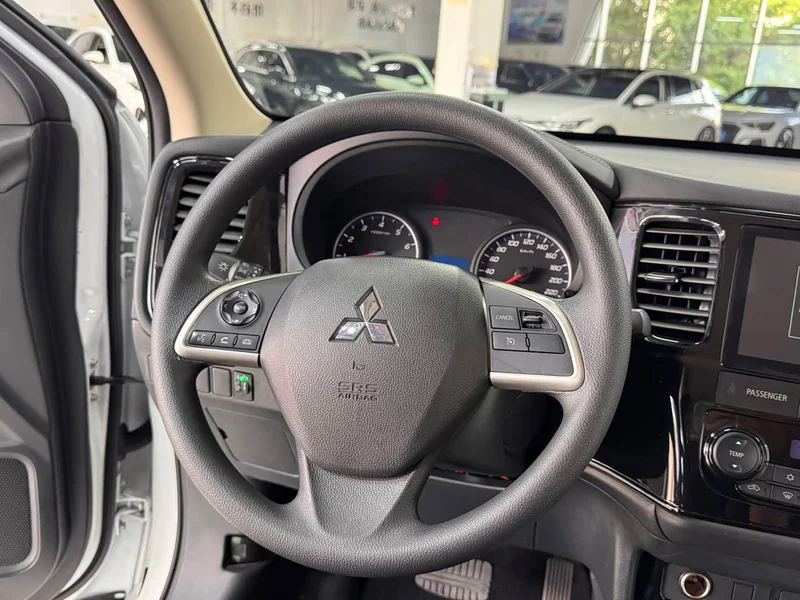 Mitsubishi Outlander — фото 11