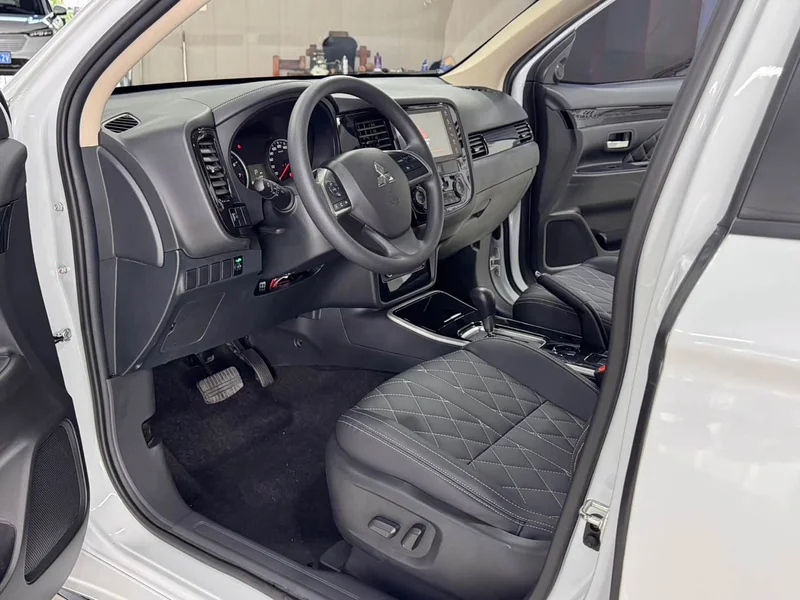 Mitsubishi Outlander — фото 7