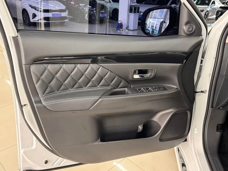 Mitsubishi Outlander — фото 8