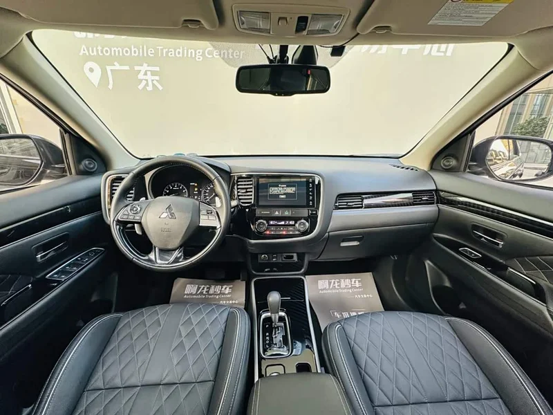 Mitsubishi Outlander — фото 12