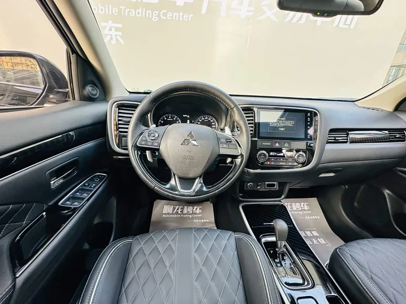 Mitsubishi Outlander — фото 13