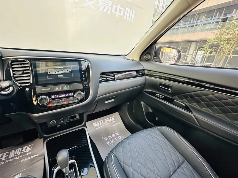 Mitsubishi Outlander — фото 14