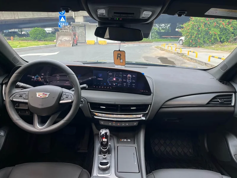 Cadillac CT5 — фото 13