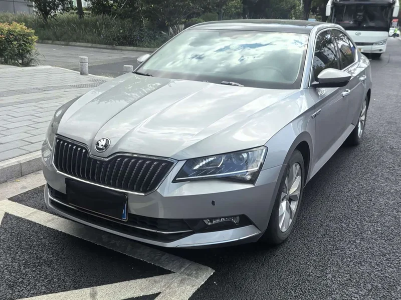 Skoda Superb — фото 1