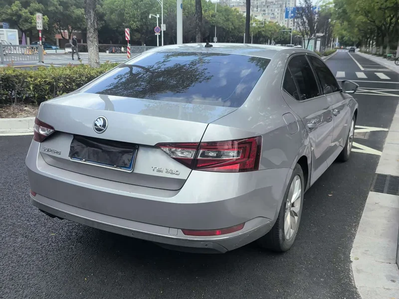 Skoda Superb — фото 11
