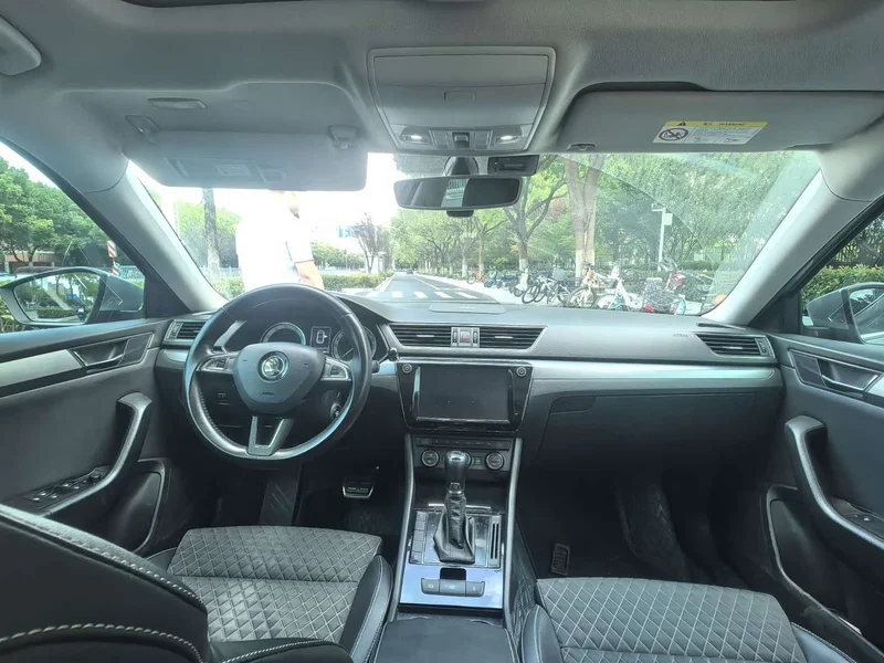 Skoda Superb — фото 13