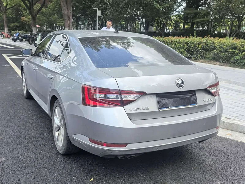Skoda Superb — фото 9