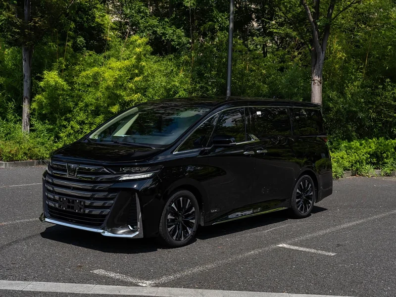 Toyota Vellfire — фото 1