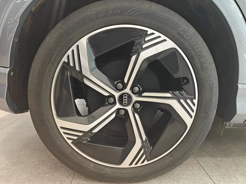 Audi Q4 e-tron — фото 15