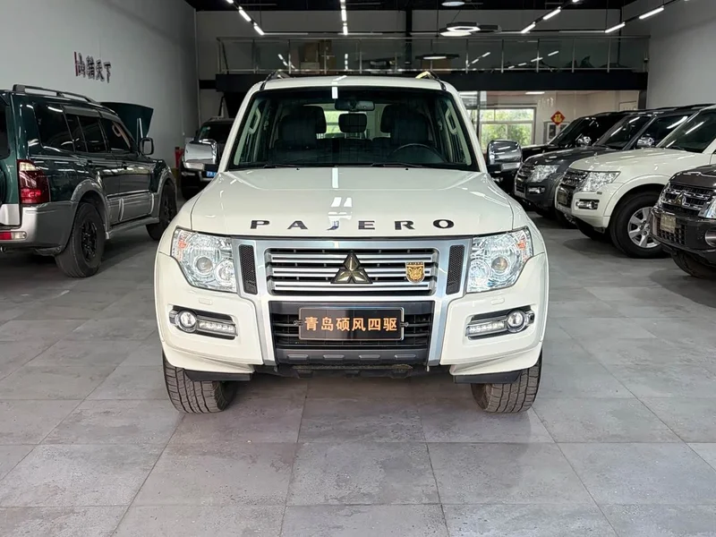 Mitsubishi Pajero (Imported)