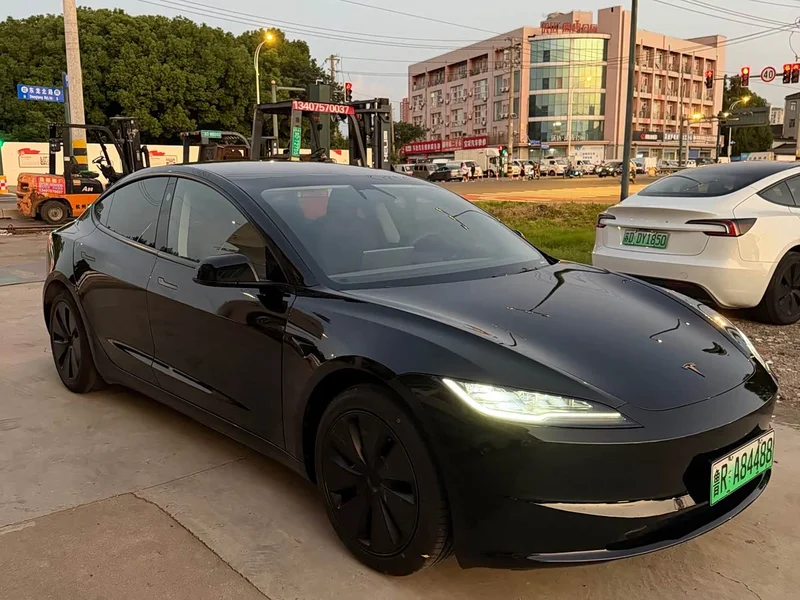 Tesla Model 3 — фото 1