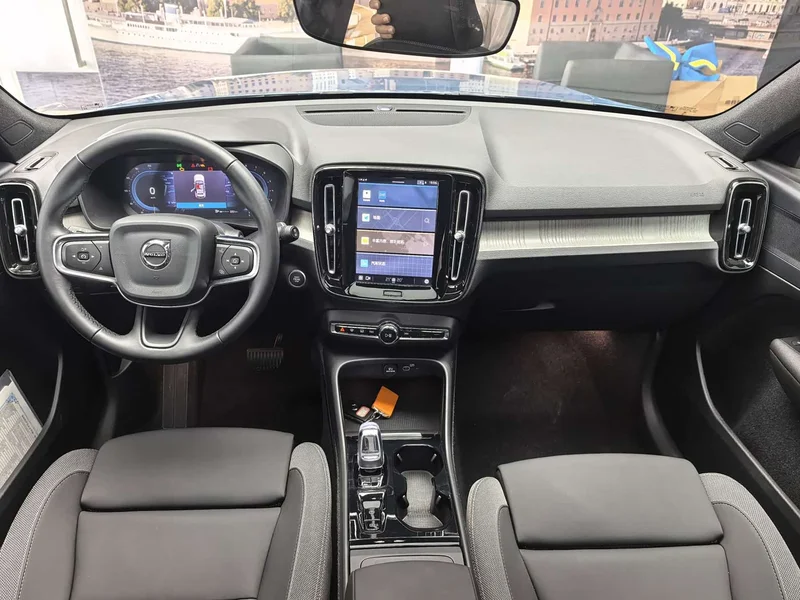 Volvo XC40 — фото 11